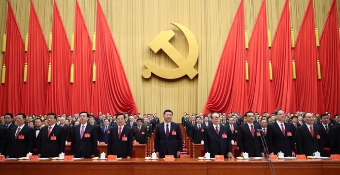 장더장, 위정성, 류윈산 세 상무위원은 시진핑의 새로운 시대에 중국특색의 사회주의 사상은 우리 당이 오랫동안 지켜야 할 지도사상이라고 칭찬했다. 자료=중국인터넷신문센터