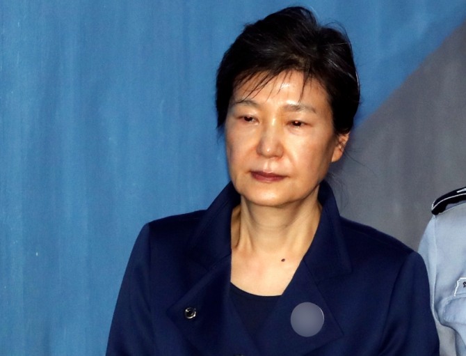 박근혜 전 대통령 측이 사실상 자유한국당에 '자진해서 탈당하지 않겠다'는 의사를 전달한 가운데 박근혜 전 대통령의 출당 여부에 20일 귀추가 주목되고 있다. 사진=뉴시스 