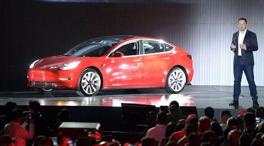 테슬라 CEO 일론 머스크는 2017년 7월 미국 프리몬트에서 첫 번째 테슬라 모델3 차량을 공개하고 있다. 사진=AP/뉴시스
