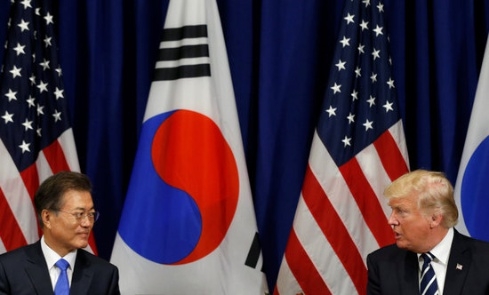 일본 석간후지가 한국 언론과 정계가 트럼프 대통령 방한 전부터 체류기간을 놓고 입씨름을 하고 있다고 한국을 비난했다. 신문은 주요 언론사들이 사설에서 '문재인 홀대론' 등을 부추기고 있다고 지적했다 / 사진=로이터/뉴스1
