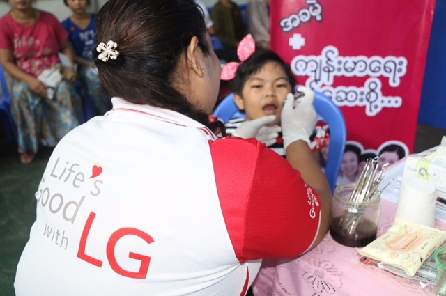 LG전자가 기업의 사회적 책임을 실천하기 위해 지난 21~22일 미얀마 파테인 종합경기장 이동진료소를 열었다.