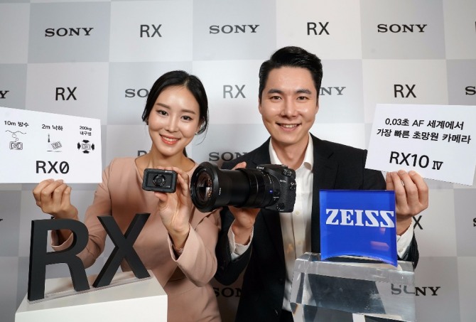 소니코리아가 소니 프리미엄 하이엔드급 카메라 RX 시리즈 신제품  RX0과 RX10 IV를 출시한다. RX0와 RX10IV 가격은 각각 99만9000원과 219만9000원이다.