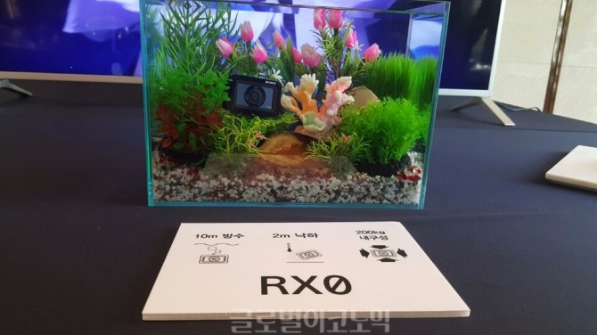 RX0은 수심 10m까지 자체 방수가 가능하고, 2m 높이의 낙하 충격과 200kgf의 무게를 견딜 수 있다.