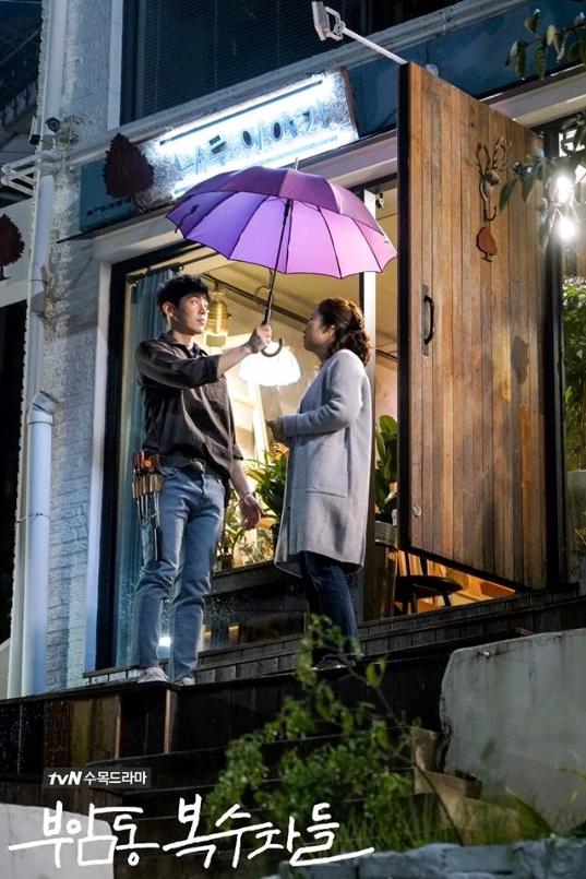 tvN 수목드라마 '부암동 복수자들' 제작진은 지난 21일 목수 박승우(김사권)가 홍도희(라미란)에게 우산을 건네는 미공개 스틸 컷을 공개해 설렘을 유방했다. 사진=공식 페이스북 캡처