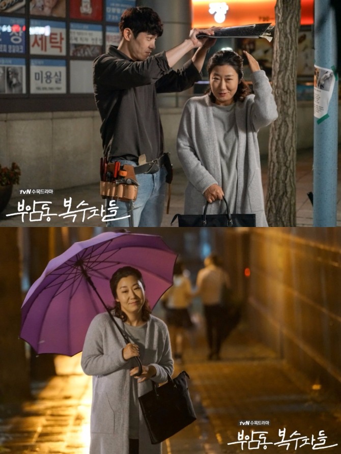 tvN 수목드라마 '부암동 복수자들' 에서 가구 공방 박승우(김사권)가 홍도희(라미란)에게 보라색 우산을 건네 설렘 가득한 분위기를 띄운 4회 미공개 스틸 컷. 사진=공식 페이스북 캡처