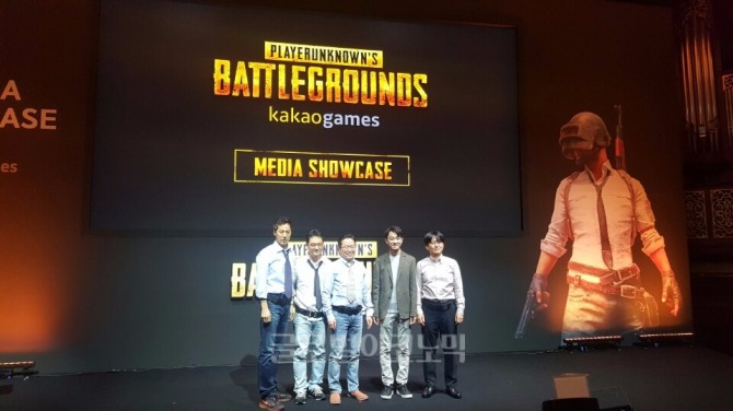 카카오게임즈와 PUBG 주식회사 임직원들이 기념촬영을 하고 있다. 왼쪽부터 카카오게임즈 배틀그라운드 PC방사업담당 박택곤 이사, 카카오게임즈, 배틀그라운드 사업총괄 김상구 이사, 카카오게임즈 조계현 대표, PUBG 김창한 대표, PUBG 조웅희 부사장. 