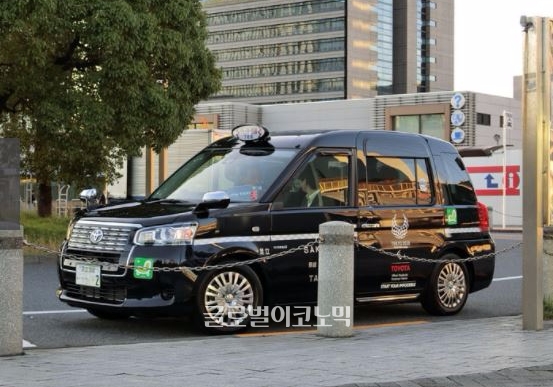 도요타가 23일 출시한 LPG 하이브리드 신형 택시 '재팬 택시(JPN TAXI)'.