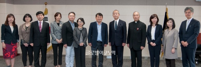 사이버한국외대 김중렬 총장(오른쪽에서 여섯 번째)과 도호쿠분쿄대학 방문단이 기념촬영을 하고 있다. 