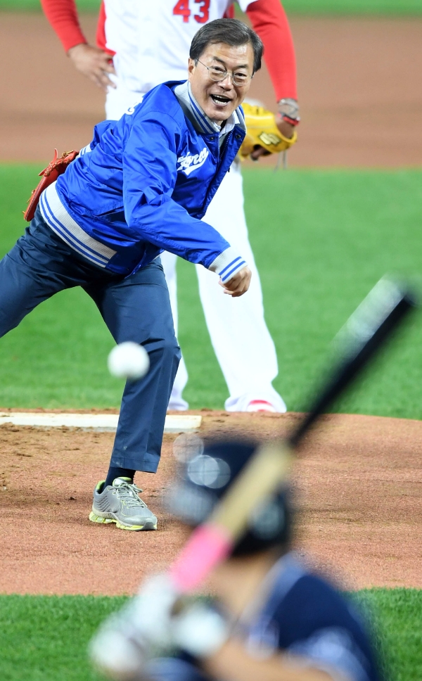  25일 오후 광주 북구 광주기아챔피언스필드에서 열린 2017 KBO 한국시리즈 1차전 두산베어스 대 KIA타이거즈 경기 전 문재인 대통령이 시구를 하고 있다. 2017.10.25. 사진=뉴시스