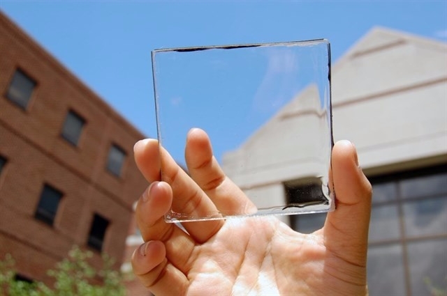 미시간주립대학교 연구팀이 창문뿐만 아니라 깨끗한 표면이 있는 모든 장치에 간단하게 설치할 수 있는 '크리스탈 태양광 전지 패널'을 개발했다. 자료=사타카