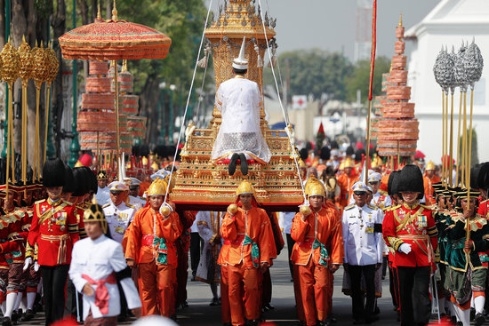 지난해 10월 서거한 푸미폰 아둔야뎃 전 태국 국왕 장례식 이틀째인 26일 국왕의 관을 왕궁에서 화장터로 옮기는 장례 행렬에 20만명의 태국 시민이 몰려들었다 / 사진=로이터/뉴스1