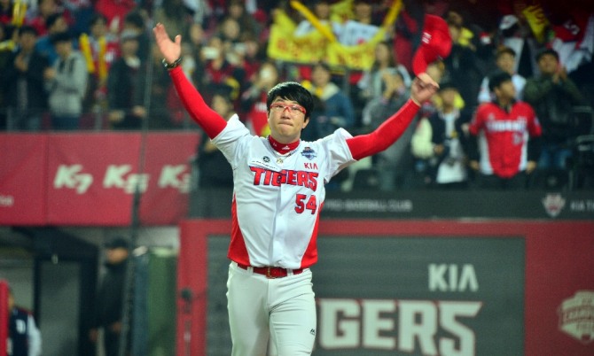 광주 북구 광주-기아챔피언스필드에서 열린 2017 KBO 한국시리즈 2차전 두산 베어스와 KIA 타이거즈의 경기, KIA 선발투수 양현종이 1-0 완봉승을 거둔 뒤 기뻐하고 있다./뉴시스