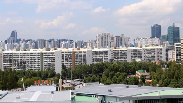 서울 강남구 대치동 은마아파트가 최고 49층을 포기하고 35층으로 재건축을 본격추진 하기로하면서 실수요자들의 관심이 집중되고 있다. 