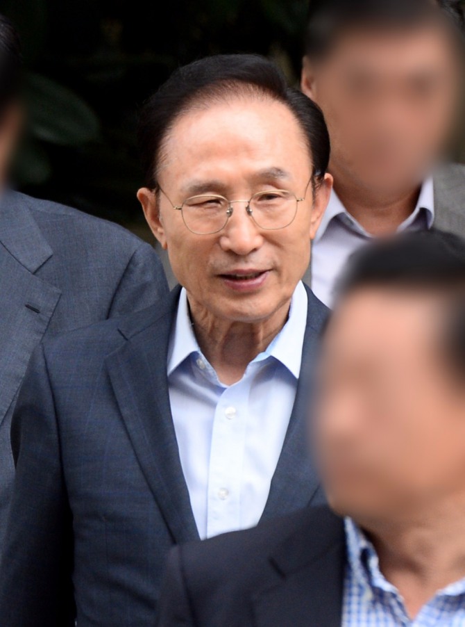 이명박 전 대통령의 아들 이시형씨가 포털인 네이버의 검색에서 삭제된 배경에 27일 관심이 집중되고 있다. 사진=뉴시스 