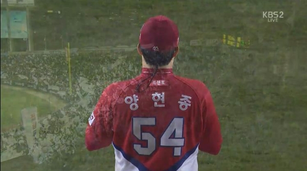 9회초 두산 공격에는 양현종이 불펜에 모습을 드러냈다. 사진=KBS2 중계화면