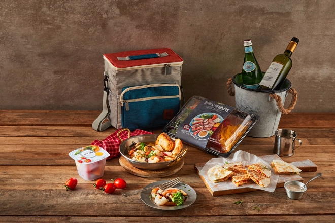 잇츠온 밀키트는 ‘훈제오리월남쌈’과 ‘쉬림프타코’, ‘감바스 알 아히오’, ‘알리오올리오파스타키트’ 등 총 13종으로 구성됐다. 한국야쿠르트=제공