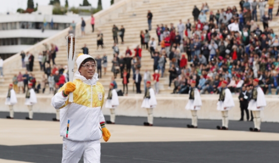 고대 올림피아 헤라 신전에서 불꽃을 피운 2018 평창동계올림픽 성화가 우리나라에 도착해 성화 봉송 대장정에 돌입했다. 사진=뉴시스