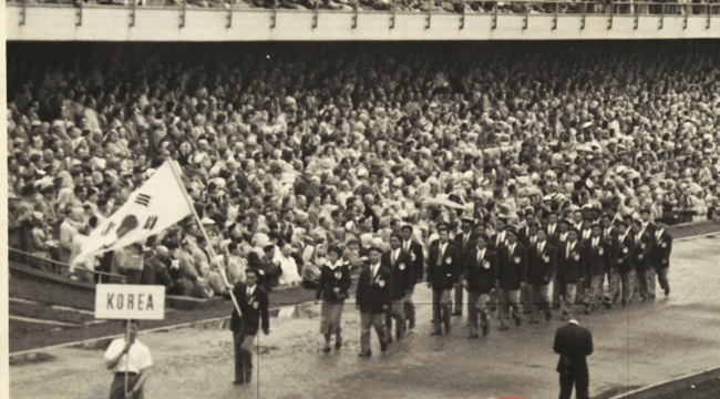 한국은 1948년 제14회 런던 올림픽에 처음으로 선수단을 파견했다. 태극기를 앞세우고 하계 올림픽에 참가한 67명의 선수단이 입장하고 있다.