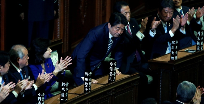 아베 신조 일본 총리가 참의원 본회의 총리 지명 선거에서 63%의 지지를 얻으며 제98대 일본 총리로 선출됐다 / 사진=로이터/뉴스1