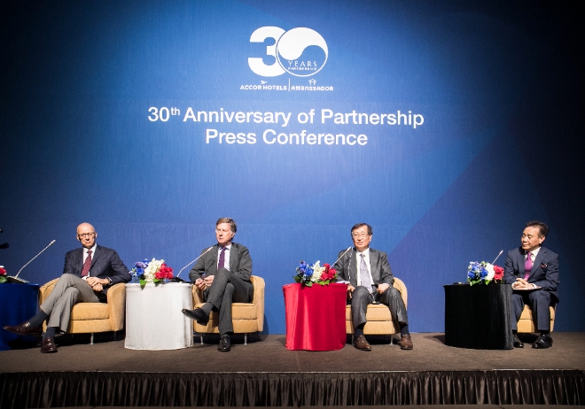 1일 서울시 중구 장충동 그랜드 앰버서더 서울 풀만에서 ‘앰배서더 호텔 그룹’과 아코르호텔(Accorhotels) 합작 30주년 기자 간담회가 진행됐다. 패트릭 바셋 아코르 호텔 아시아 운영 총괄 책임자, 세바스찬 바징 아코르호텔회장,서정호 앰배서더호텔그룹 회장, 권대욱  아코르 앰배서더 코리아 사장.