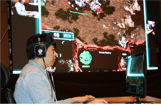 프로게이머 송병구 선수가 AI와의 대결을 펼치고 있다.