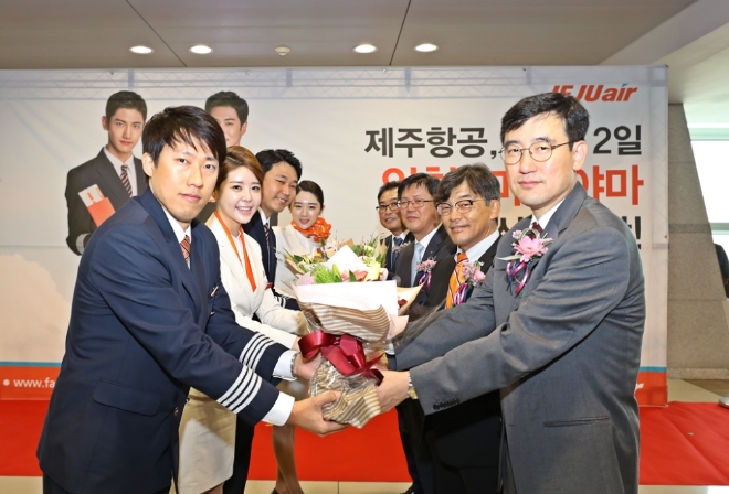 지난 2일 오전 인천국제공항에서 열린 제주항공의 인천~마쓰야마 노선 신규 취항식에서 이석주 제주항공 부사장(오른쪽 1번째), 미야모토 이즈미 일본 에히메현 관광교류국장(오른쪽 2번째), 임병기 인천공항공사 허브화전략실장(오른쪽에서 3번째) 등이 승무원들에게 축하의 꽃다발을 건네고 있다. 사진=제주항공