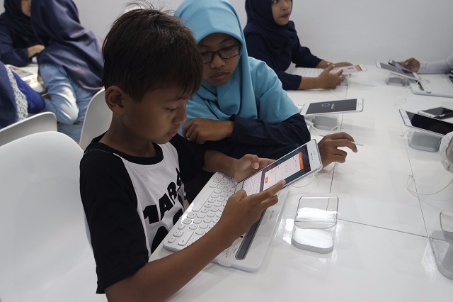 삼성전자와 해비타트가 지난 5월 인도네시아 로오사리 마을에 스마트 도서관을 열었다.