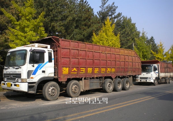 고철가격 하락으로 물동량이 감소하고 있다. 한때 차량 수배가 불가능했던 방통차는 최근 일감 찾기에 분주한 모습을 보이고 있다는 것이 관련업계의 설명이다.