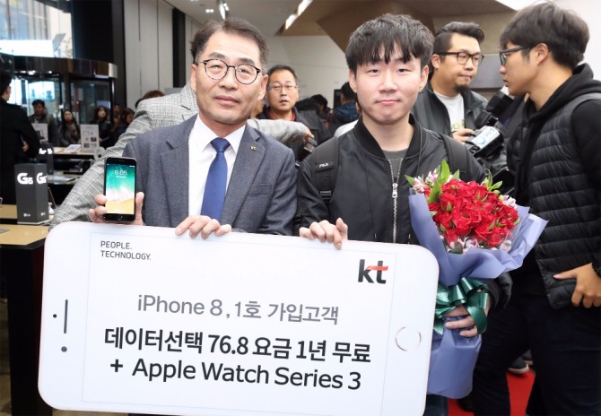 3일 KT 광화문빌딩 1층 KT스퀘어에서 열린 아이폰 8 정식 출시 행사에서 편명범 KT 영업본부장(사진 왼쪽)과 KT 1호 가입자 이규진(27,서울 강동)씨가 'iPhone 8 개통 기념' 사진 촬영을 하고 있다.