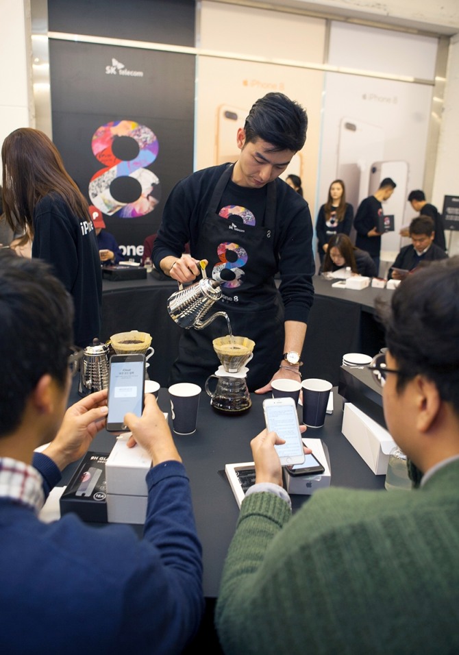 SK텔레콤이 3일 서울 중구에 위치한 루프트커피에서 열린 아이폰8 개통행사를 열었다.
