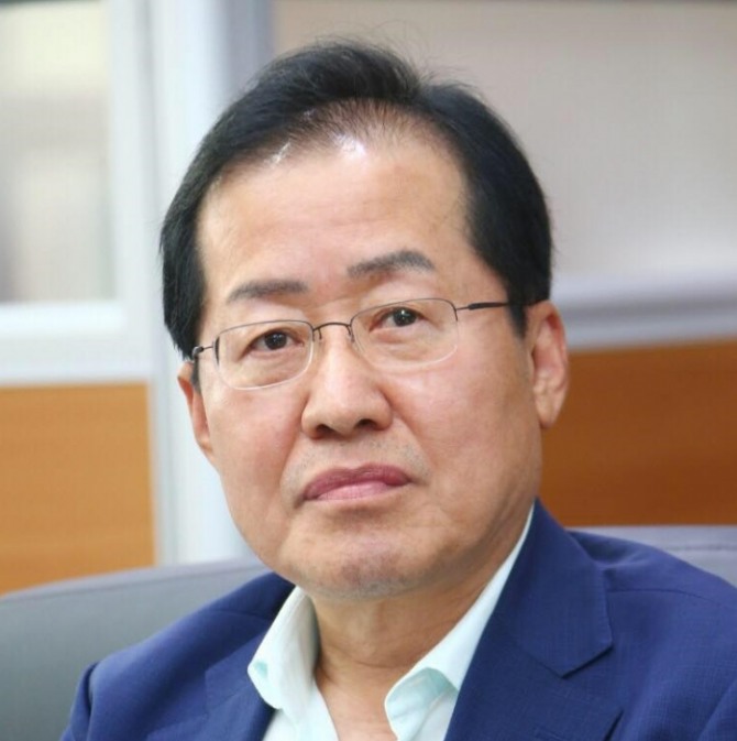 홍준표 자유한국당 대표가 직권으로 박근혜 전 대통령의 강제 출당을 처리했다.