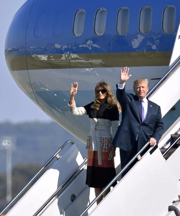 도널드 트럼프 미국 대통령과 퍼스트레이디 멜라니아 여사가 5일 일본 도쿄 인근에 있는 요코타 미 공군기지에 도착해 환영객들을 향해 손을 흔들고 있다. / 뉴시스