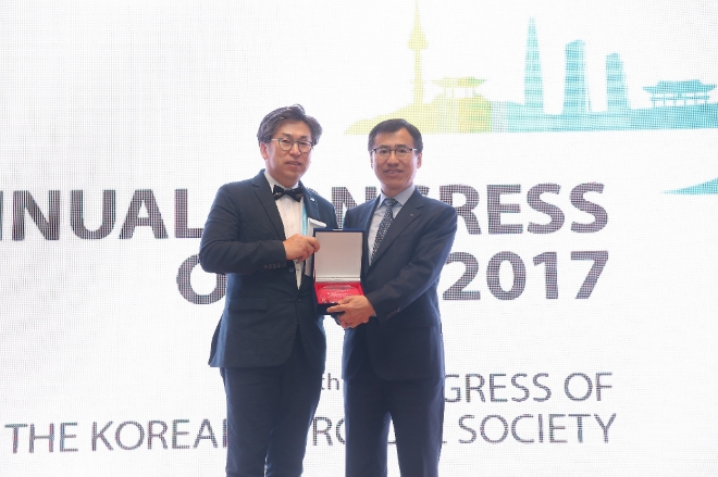 두산연강재단 이종대 부사장(오른쪽)이 4일, 국립암센터 김영우 교수에게 '2017년 두산연강학술상' 외과학 부문을 시상하고 있다. 사진=두산