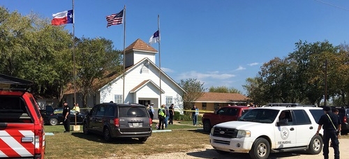 5일(현지시간) 오전 미국 텍사스 서덜랜드스프링스의 한 교회에 한 남성이 난입해 총을 난사하는 사건이 발생했다./사진=AP/뉴시스