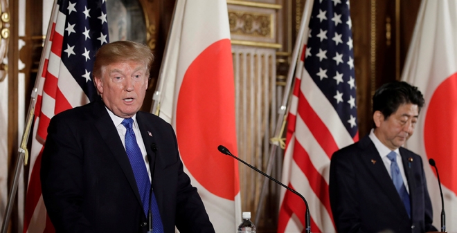 아시아 순방 첫 일정으로 방일 중인 트럼프 대통령이 미·일 FTA 협상 개시를 언급해 일본 산업계가 비상이다. 트럼프 대통령과 아베 총리는 돈독한 동맹관계를 과시했지만 통상 문제에서는 의견을 좁히지 못했다 / 사진=로이터/뉴스1