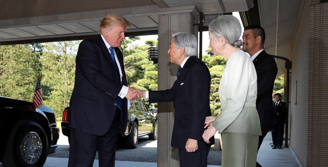 '오바마 전 대통령처럼 허리를 숙일까?' '예의 없는 행동을 하지 않을까?' 많은 우려 속에 아키히토 일왕 부부를 만난 트럼프 대통령이 허리를 세운 채 악수만 건넸지만 적절한 예의를 표했다며 합격점을 받았다 / 사진=로이터/뉴스1
