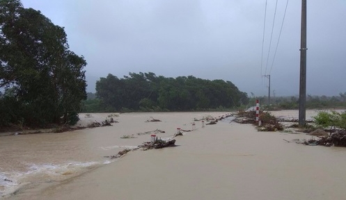 4일 (현지시간) 제23호 태풍 '담레이'가 베트남 중부 지역을 강타한 가운데 중부 빈딘성에서 도로가 홍수에 잠긴 모습./하노이=AP/뉴시스