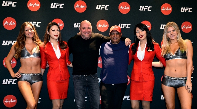 토니 페르난데스 에어아시아 그룹 CEO(오른쪽에서 세 번째)와 데이나 화이트 UFC 대표(왼쪽에서 세 번째) 사진=에어아시아 