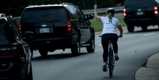 트럼프 대통령 차량 행렬에 ‘손가락 욕’을 한 미국인 여성이 3일 만에 직장에서 해고돼 화제다 / 사진=유튜브 캡처