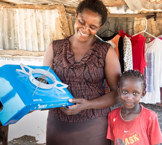 삼성전자가 케냐 몸바사 인근 빈민촌에 저탄소 쿡스토브를 보급한다.