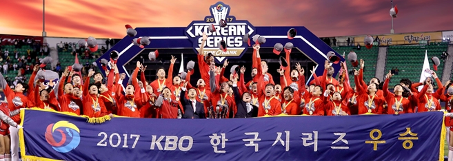 2017 KBO 리그 한국시리즈 우승팀 기아(KIA) 타이거즈가 통산 11번째 우승을 기념해 다양한 상품을 출시한다./사진=KIA타이거즈