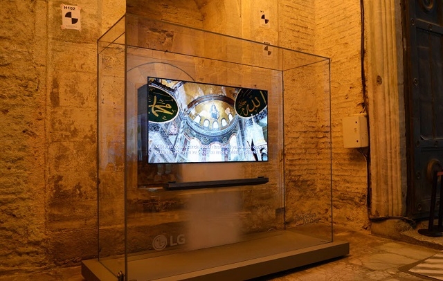 터키 이스탄불 아야소피아 박물관에 설치된 LG 시그니처 올레드 TV W.