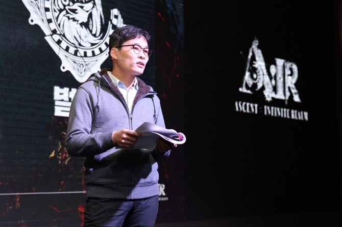 블루홀 김형준 PD가  9일 여의도 글래드호텔에서 열린 ‘2017 지스타 블루홀 미디어 쇼케이스’에서 신규 PC MMORPG '에어'를 소개하고 있다.