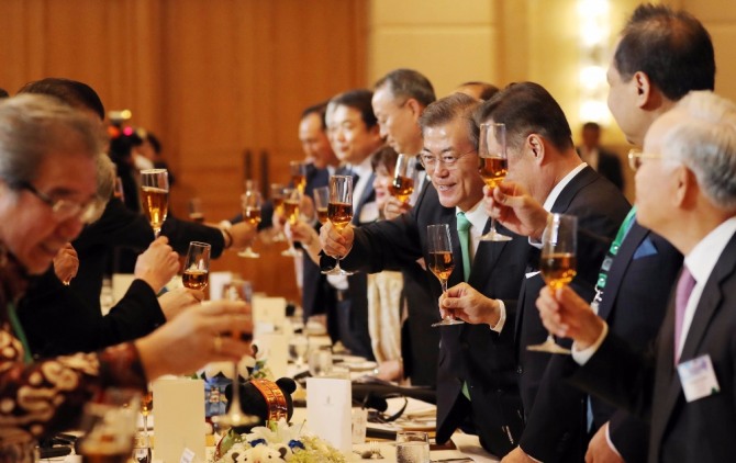 문재인 대통령이 9일 오후(현지 시간) 자카르타 리츠칼튼호텔에서 열린 한 인도네시아 비즈니스 포럼에 참석해 참석자들과 건배를 하고 있다. 사진=뉴시스