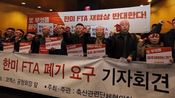 한미 FTA 대응대책위원회 회원들이 10일 한미 FTA 개정 협상을 위한 공청회에 앞서 FTA 폐기 촉구 기자회견을 하고 있다. 사진=뉴시스.