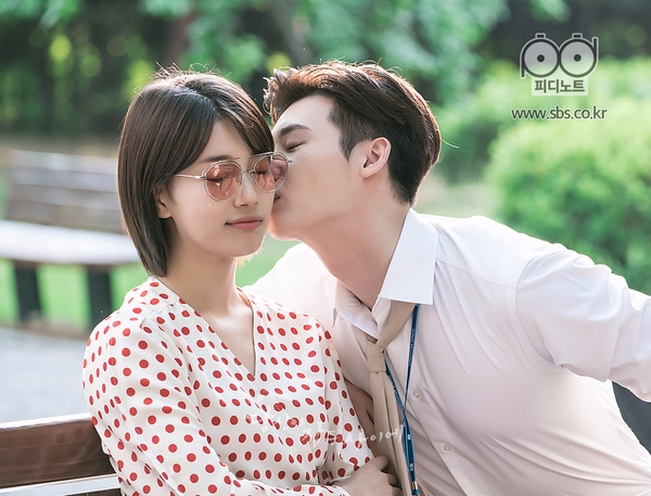 [TV편성표] 이종석×수지×이상엽 SBS 수목드라마 '당신이 잠든 사이에' 몰아서 다시보기·재방송·시청률·후속? SBS 수목드라마 ‘당신이 잠든 사이에’를 다시 볼 수 있는 ‘당잠사’ 재방송 TV편성표 일정이 공개됐다. /사진=SBS 수목드라마 '당신이 잠든 사이에' (당잠사) 피디노트 배우 이종석, 배수지 키스신 스틸컷