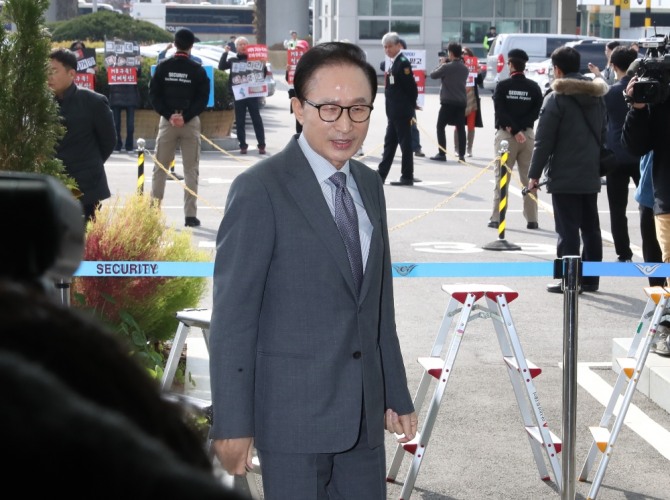 포항 지진 소식에 누리꾼들이 이명박 전 대통령을 소환했다. /사진=뉴시스