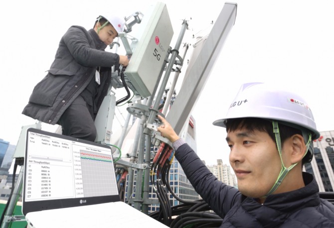 LG유플러스가 서울 강남구 강남역 인근에 5G 시험기지국을 추가 개소하고 5G 클러스터를 구축해 5G 네트워크와 기술 테스트에 나선다. 사진은 LG유플러스 직원들이 LG유플러스 5G 시험기지국에서 네트워크 장비를 점검하고 있는 모습.