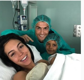  축구스타 크리스타아누 호날두(32, 레알 마드리드)가 네아이의 아빠가 돼 화제를 모았다./사진=호날두 인스타그램
