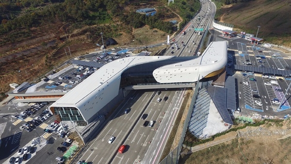 한국도로공사는 지난 12일 서울외곽순환고속도로 조남분기점과 도리 분기점 사이에 시흥 하늘 휴게소를 개장했다./사진=한국도로공사